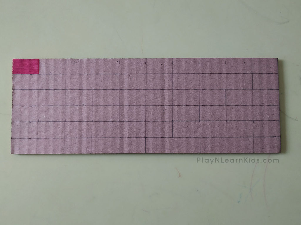 กระดาษลัง ขีดเส้นเป็นช่องเตรียมทาสี